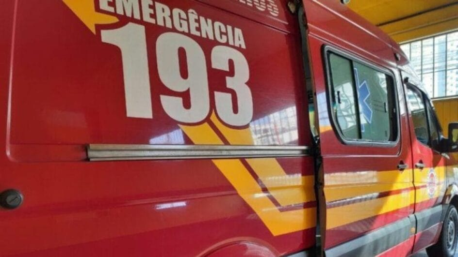 A guarnição chegou ao local quando o homem já estava em parada cardiorrespiratória em cima do telhado da residência (Foto: CBMSC, Divulgação)