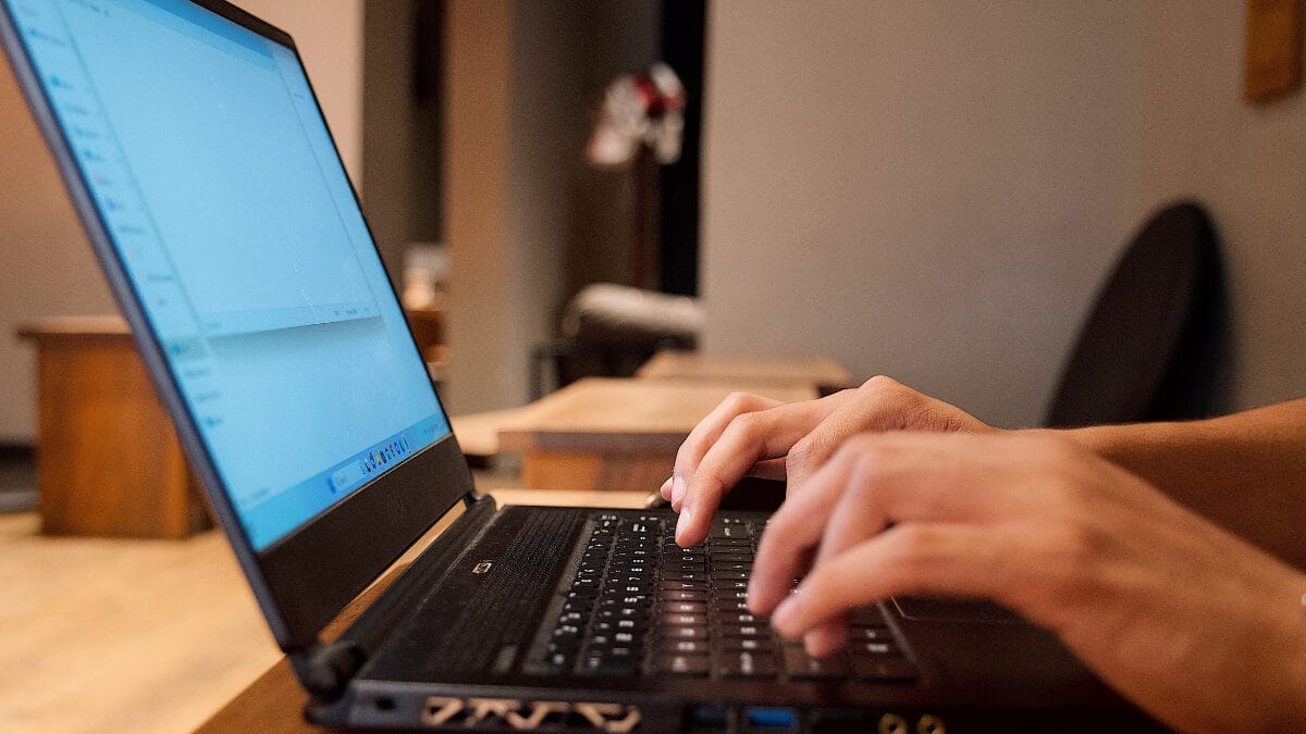 Inteligência artificial deve ganhar ainda mais espaço na rotina dos consumidores, mas a busca por experiências mais humanas também cresce (Foto: Pexels)
