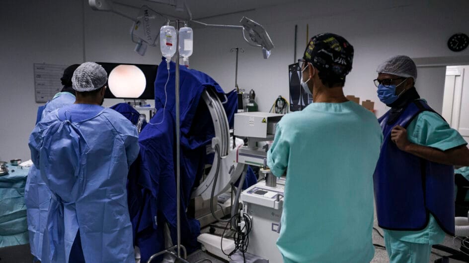 Foto mostra enfermeiros e técnicos em enfermagem em sala de cirurgia
