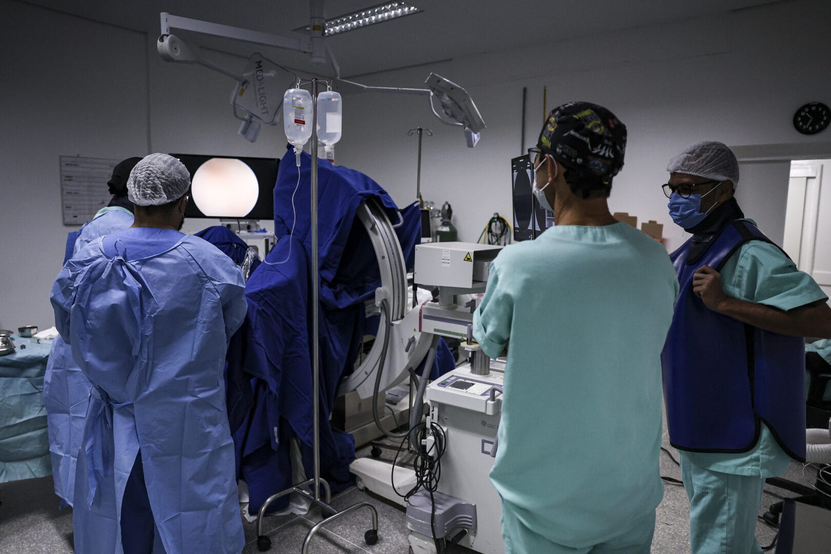 Foto mostra enfermeiros e técnicos em enfermagem em sala de cirurgia
