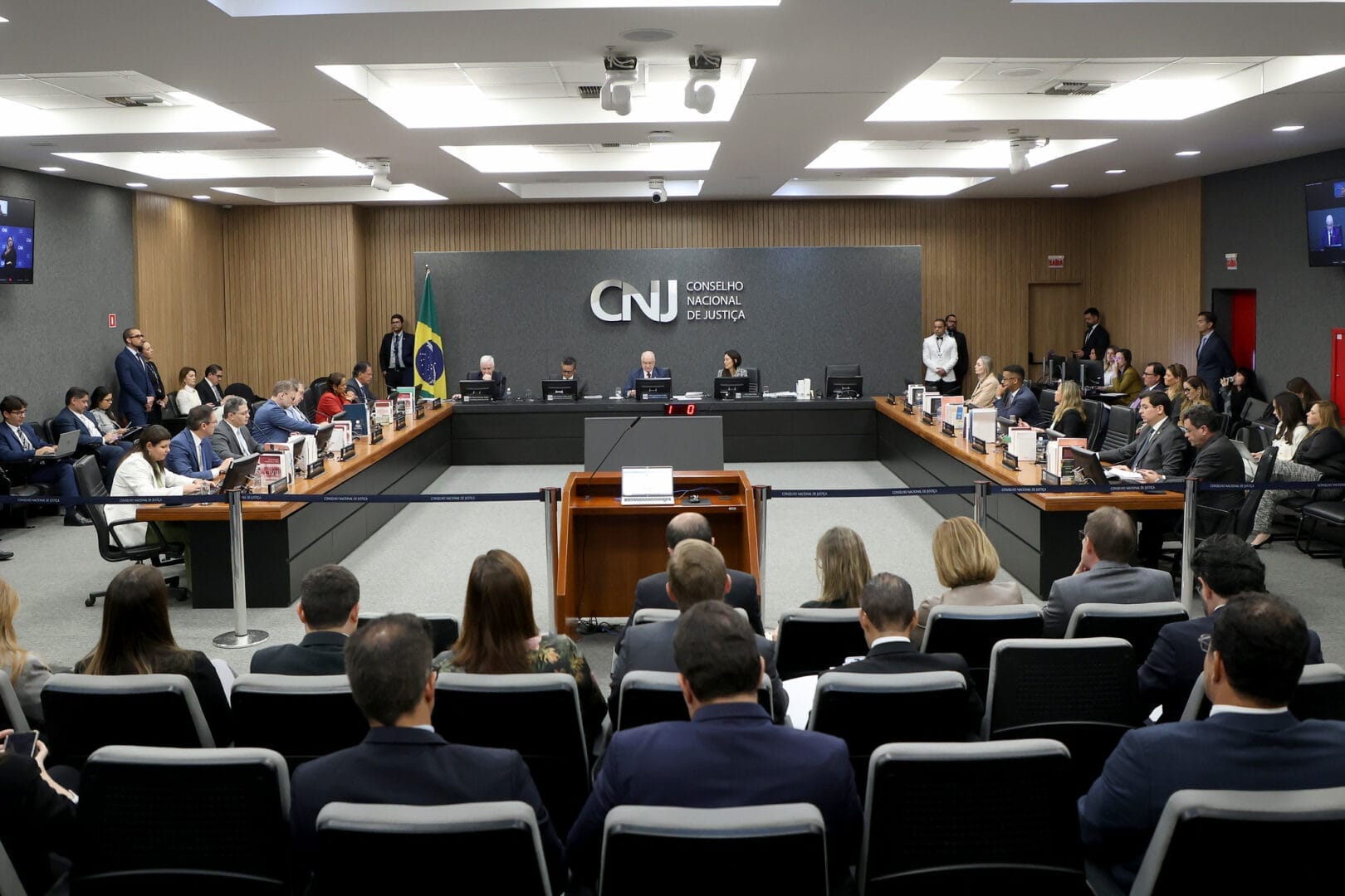 Foto mostra sessão do CNJ em análise de processos de cobranças de dívidas com bancos