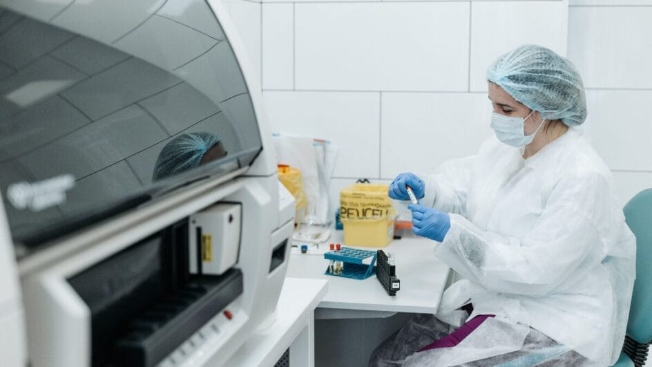 Projeto brasileiro quer testar o DNA de casais antes da gravidez para identificar risco aumentado de doenças genéticas hereditárias. (Foto: Pavel Danilyuk/Pexels)
