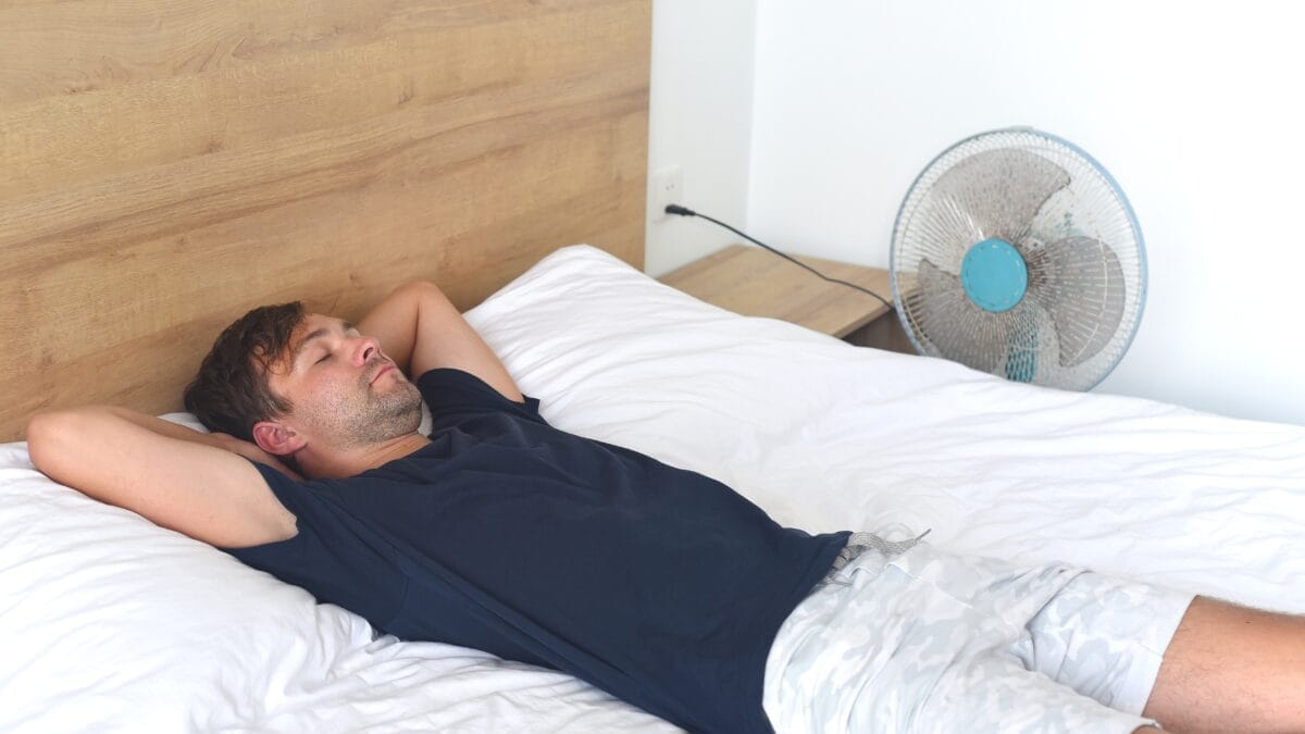 o ventilador também pode espalhar poeira e partículas no ar, principalmente se o ambiente não estiver limpo.