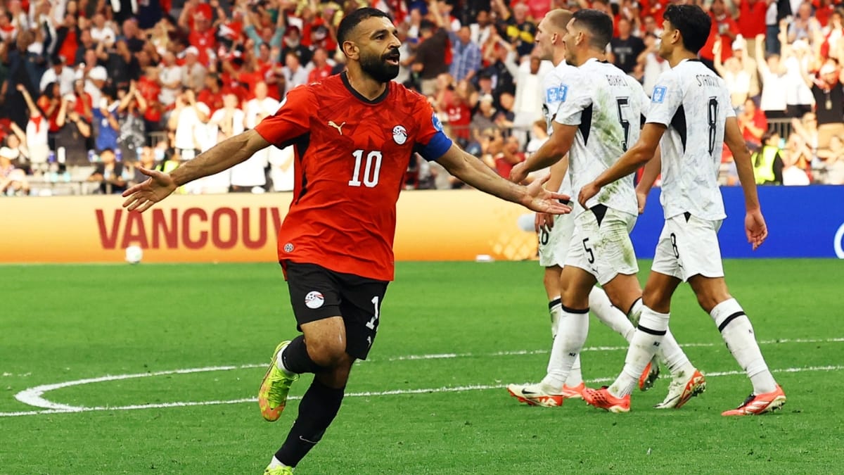 Salah ajudou a equipe com gol e assistência (Foto: REUTERS, Albert Gea)