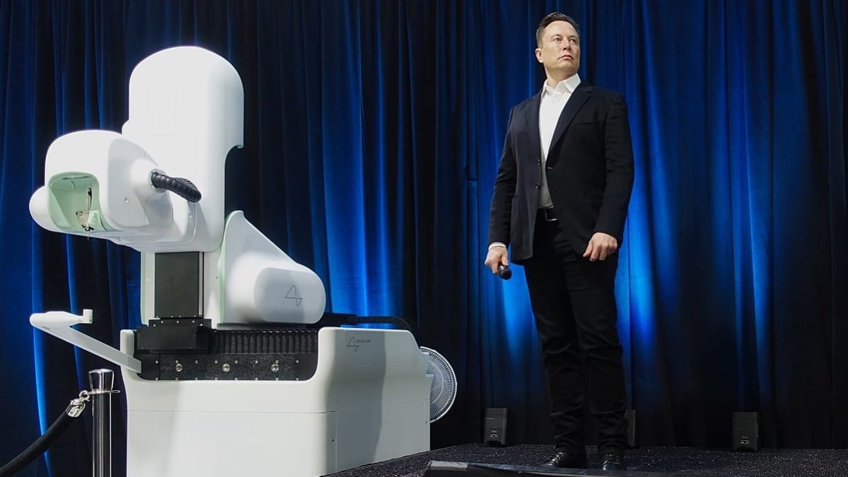 Elon Musk em evento público; fundador da Tesla e SpaceX usa iPhone como celular principal em 2026