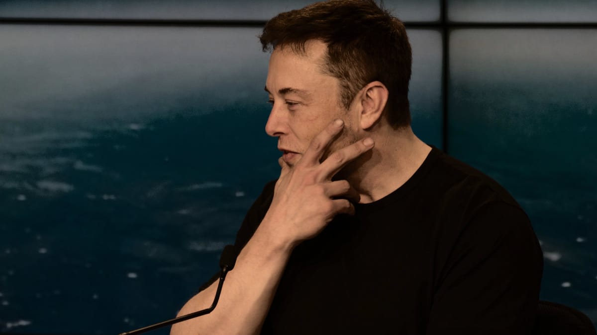 Close-up do empresário Elon Musk durante uma coletiva de imprensa sobre tecnologia