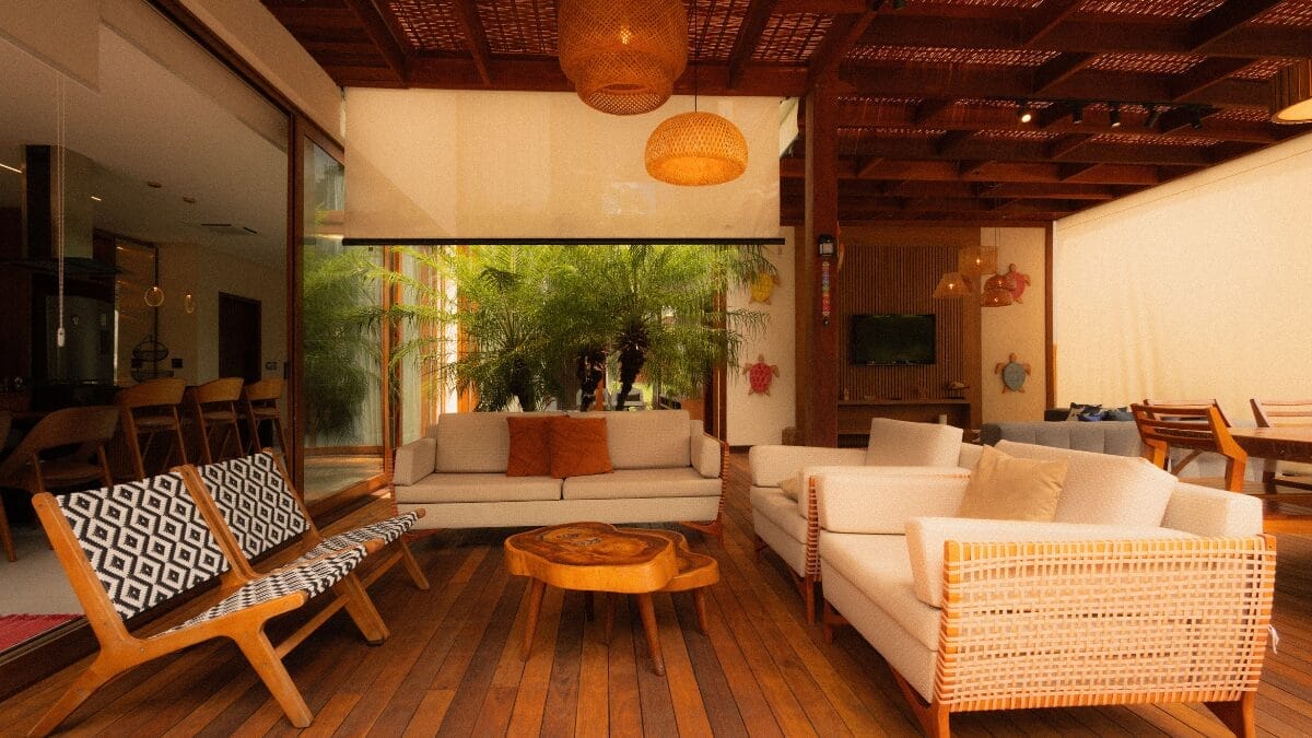 O material reproduz diferentes tons e texturas da madeira, mas com características mais práticas para o dia a dia (Foto: Pexels)