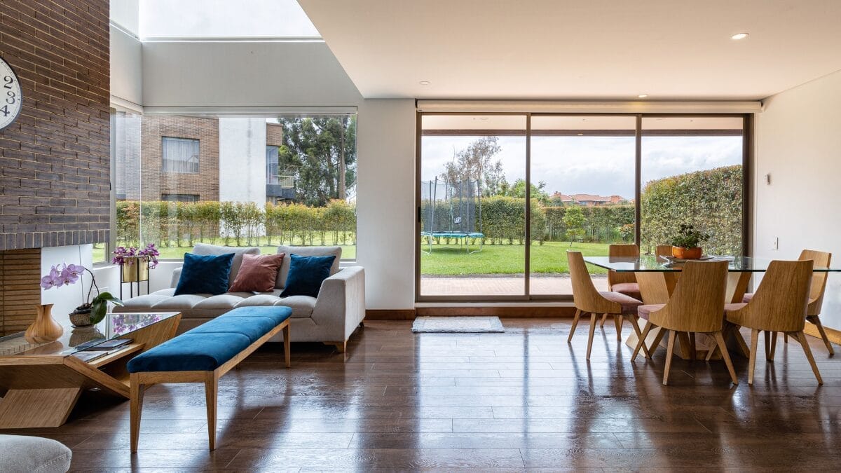 A tendência combina com projetos contemporâneos e ajuda a trazer mais calor visual para a arquitetura (Foto: Pexels)