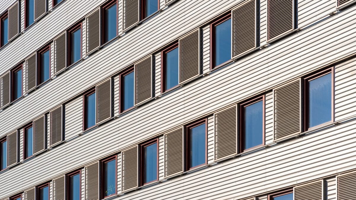 O material reproduz diferentes tons e texturas da madeira, mas com características mais práticas para o dia a dia (Foto: Pexels)