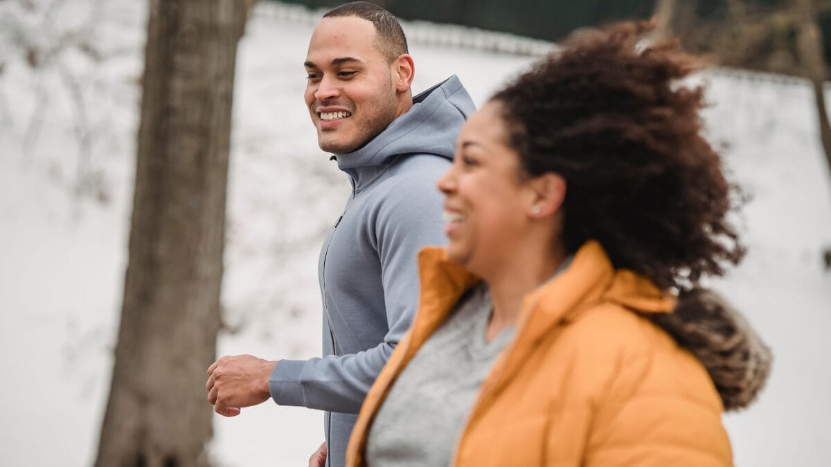 Atividade física no frio pode ser mantida com segurança quando o corpo é preparado aos poucos. (Foto: Julia Larson/Pexels)
