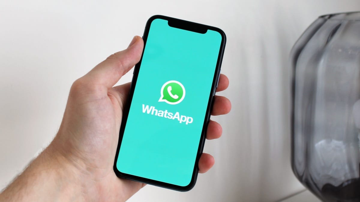 Tela do WhatsApp aberta em smartphone mostrando menu de configurações com funções avançadas do aplicativo