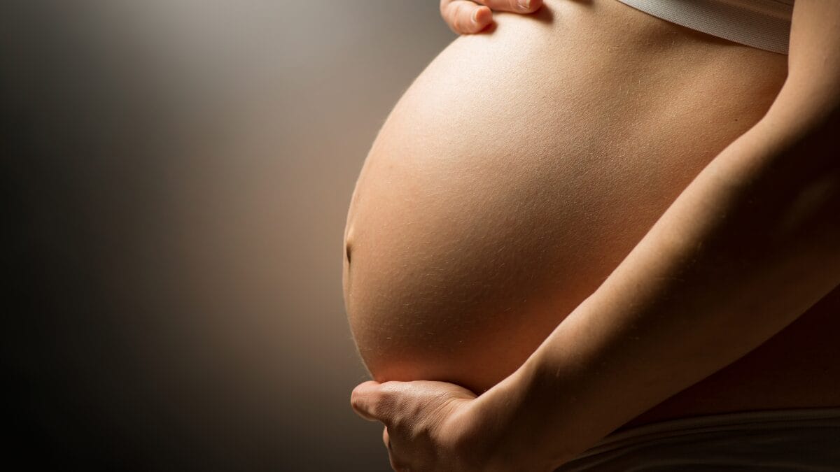 Grávida levou uma cotovelada na barriga, segundo o relato à PM (Foto: Banco de Imagens)