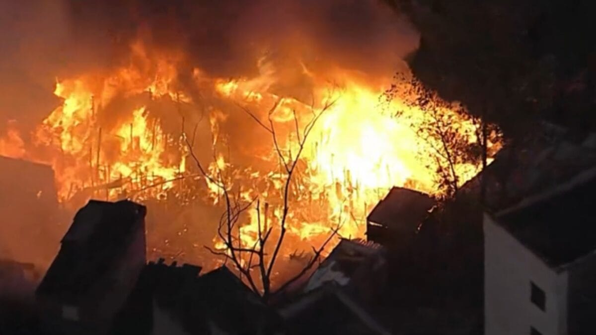 Incêndio atinge comunidade de Paraisópolis (Foto: GloboNews, Reprodução)