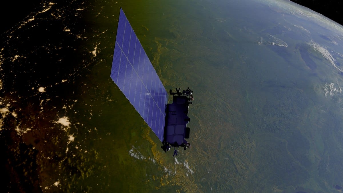 Satélite de órbita baixa brilhando no espaço com o reflexo da luz solar sobre a curvatura da Terra