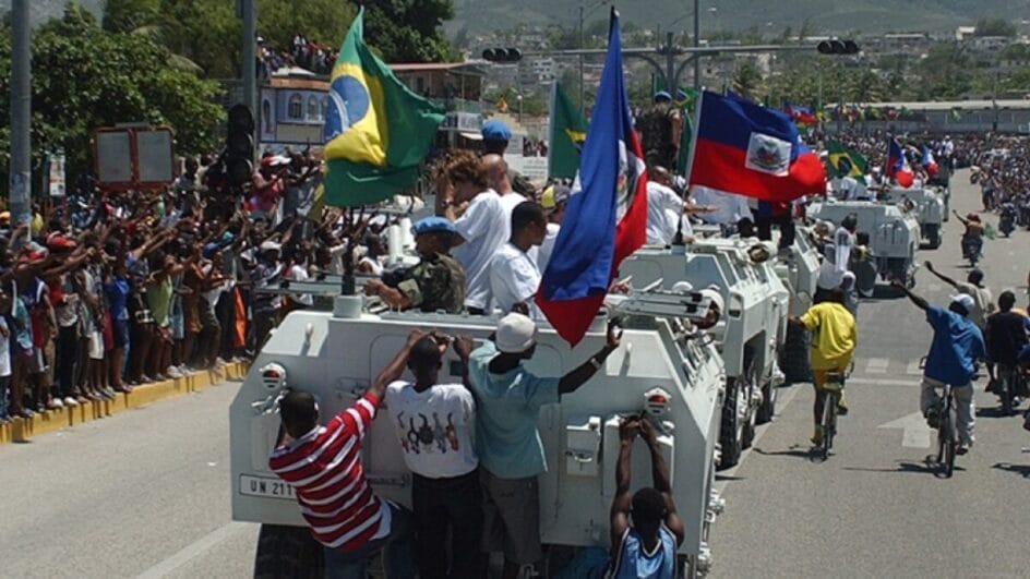 Seleção Brasileira desfila no Haiti, antes do Jogo da Paz, em Agosto de 2004.