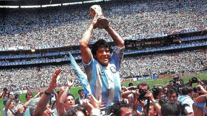 Maradona com a Taça da Copa do Mundo após a final da Copa 1986 no Estádio Azteca.