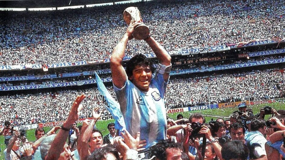 Maradona com a Taça da Copa do Mundo após a final da Copa 1986 no Estádio Azteca.