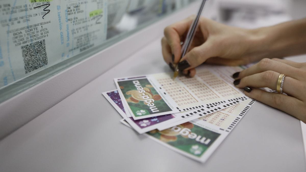 Foto mostra volantes de para sorteios das loterias da Caixa Econômica Federal, como Mega-Sena