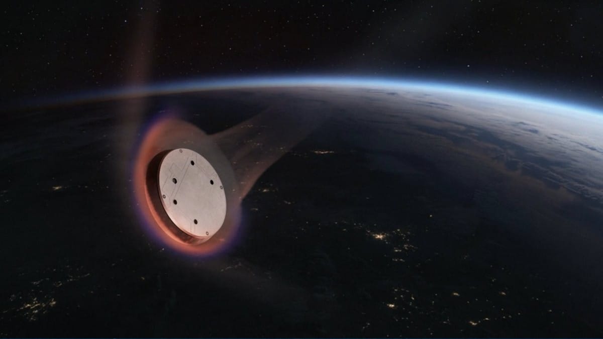 Ilustração conceitual de uma nave espacial em formato circular prateado orbitando o planeta Terra