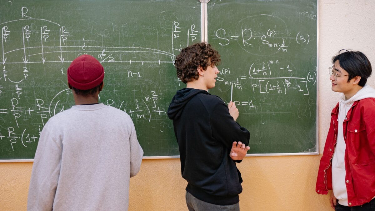 O número 142857 parece comum, mas esconde um dos padrões mais curiosos da matemática: seus dígitos continuam os mesmos mesmo após multiplicações (Foto: Pexels)