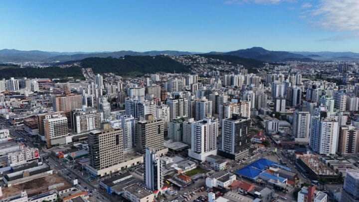Avenida Presidente Kennedy é a principal da cidade (Foto: Prefeitura de São José, Divulgação)
