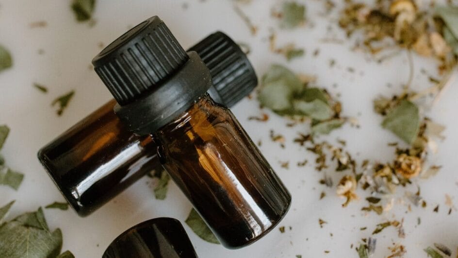 Frascos de óleos essenciais; produtos com promessa terapêutica precisam seguir regras de segurança, dose e regularização sanitária. (Foto: Tara Winstead/Pexels)