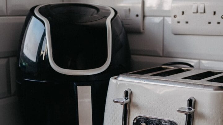 O detalhe que muita gente ignora: deixar espaço livre ao redor da air fryer ajuda na circulação de ar e no funcionamento do aparelho (Foto: Pexels)