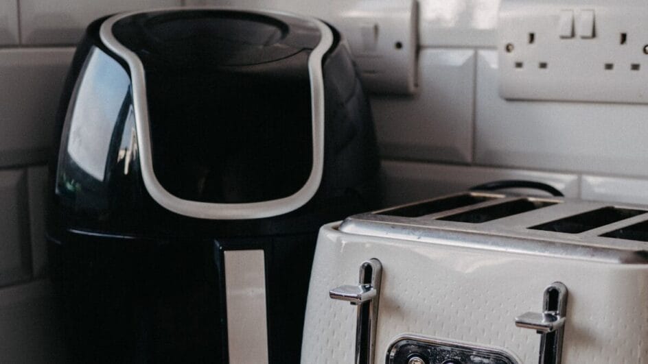 O detalhe que muita gente ignora: deixar espaço livre ao redor da air fryer ajuda na circulação de ar e no funcionamento do aparelho (Foto: Pexels)