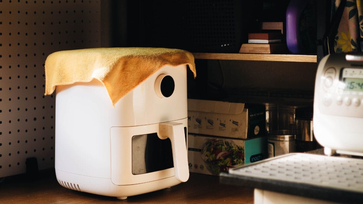 Quando fica muito apertada entre móveis e objetos, a saída de calor pode ser prejudicada e afetar o desempenho do equipamento (Foto: Pexels)