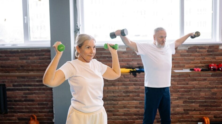 Exercícios com peso ajudam a preservar ossos, músculos e equilíbrio ao longo da vida (Foto: Yan Krukau/Pexels)
