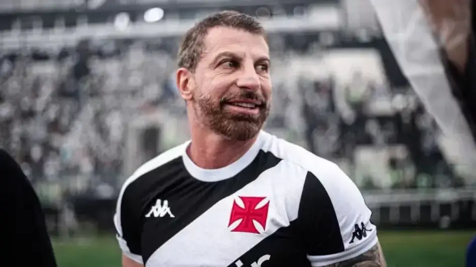 pedrinho com a camisa do Vasco