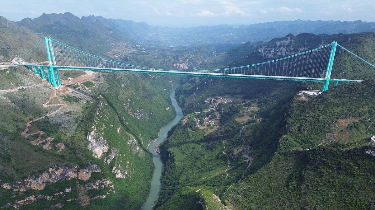 ponte do C&acirc;nion de Huajiang fica a 625 metros acima do vale