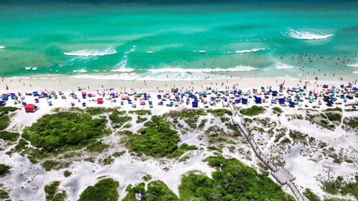 Imagem mostra praia das Gaivotas, ponto de turismo em Florianópolis