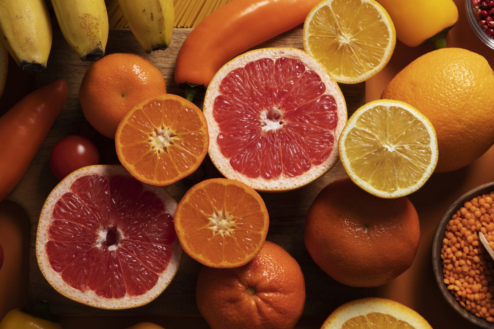 Frutas cítricas estão entre as fontes mais conhecidas de vitamina C e podem ajudar a diversificar a alimentação durante o inverno. (Foto: Magnific)