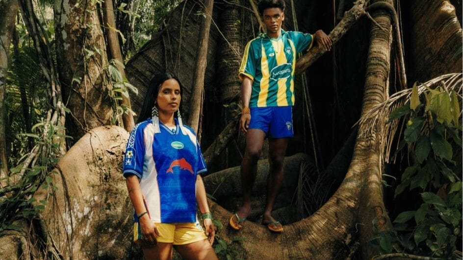 Do sportcore aos acessórios temáticos, marcas apostam em peças que unem futebol e moda para a Copa de 2026 (Foto: Reprodução/ Havaianas)