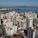 Cidade colada em Florianópolis ganha 15 moradores por dia e cresce em ritmo cinco vezes maior do que o Brasil