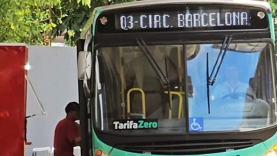 Ônibus do programa Tarifa Zero em São Caetano do Sul; cidade aprovou mudança que restringe a gratuidade e prevê cobrança para parte dos passageiros. (Foto: Divulgação/PMSCS ou VIPE)