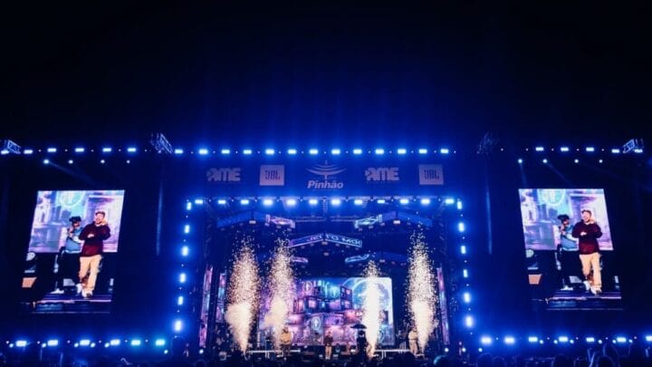 palco iluminado com luzes azuis