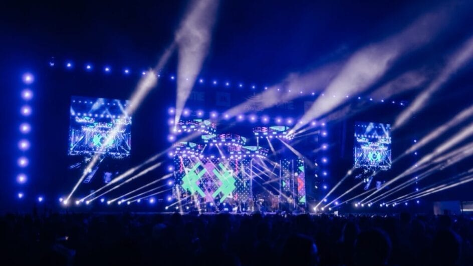 palco iluminado com luzes azuis