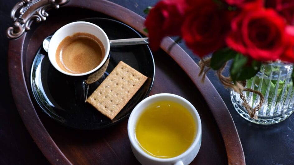 A combinação que parecia improvável ganhou espaço entre os amantes de café: azeite extravirgem passou a fazer parte da bebida (Foto: Pexels)