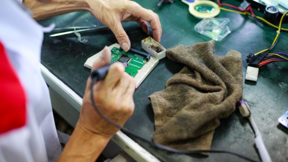 Linha de produção de componentes eletrônicos representando o vazamento de dados da fornecedora Tata Electronics