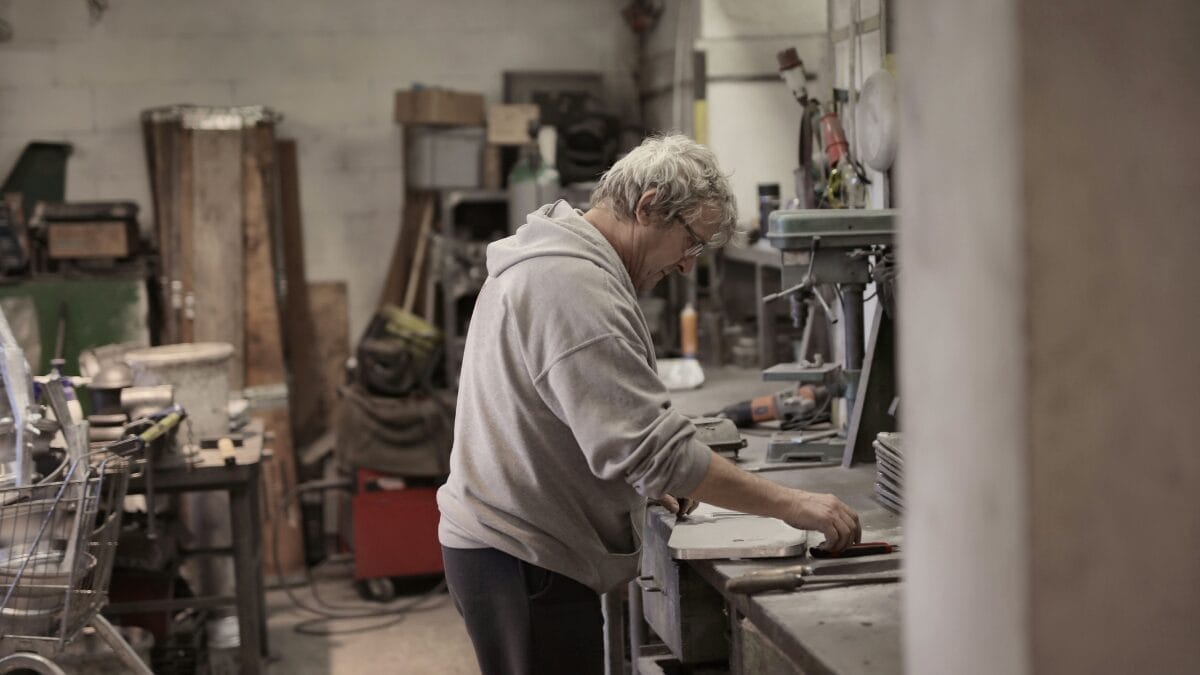 Após anos de dedicação ao trabalho, a aposentadoria marca uma mudança de rotina que pode ter diferentes significados dependendo da cultura e do país (Foto: Pexels)