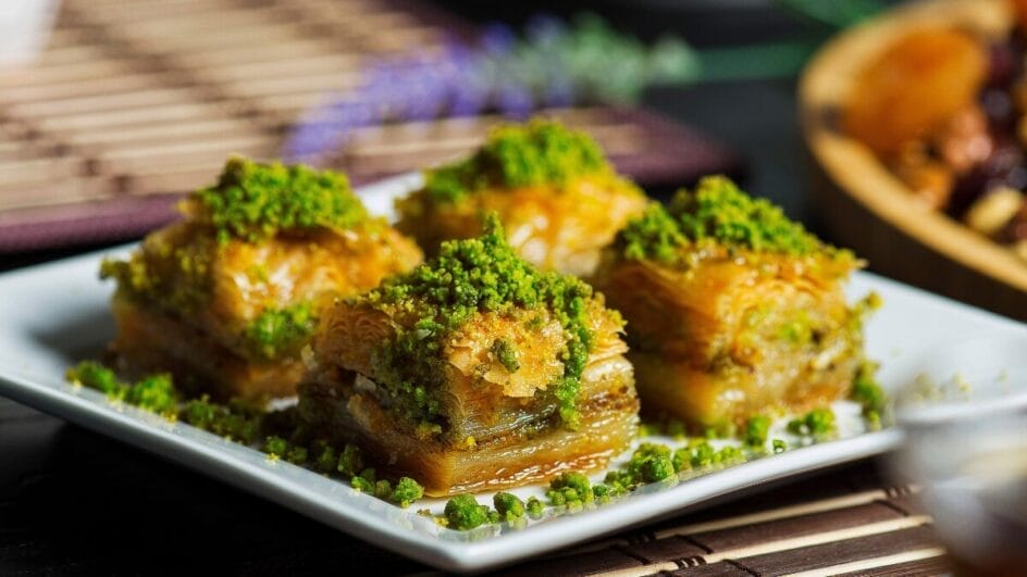 Baklava é preparada com camadas de massa filo, recheio de pistache ou nozes e calda açucarada; a sobremesa está no centro de uma disputa cultural entre Grécia e Turquia. (Foto: Wikimedia Commons/Benreis)