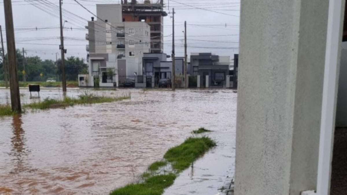 A cidade já enfrentou enchentes e até falta de água após rompimento de adutora no último ano (Foto Reprodução, Praia de Tijucas via Instagram)