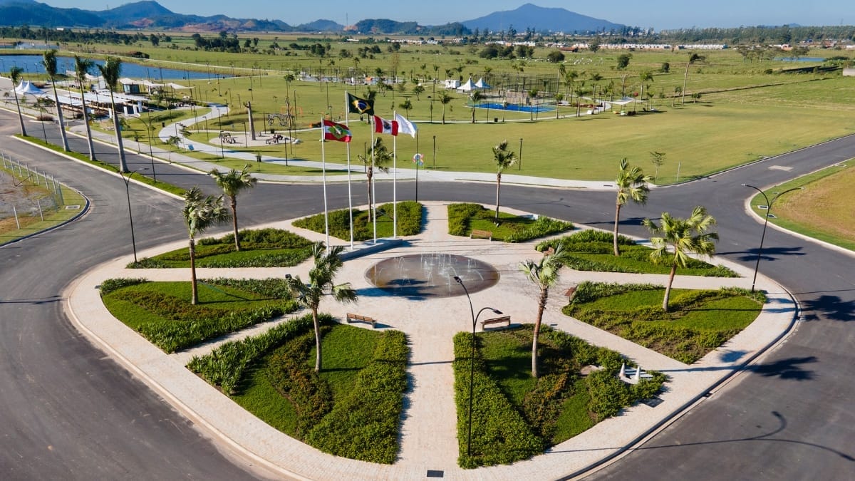 A entrada do condom&iacute;nio j&aacute; est&aacute; criando forma (Foto: Divulga&ccedil;&atilde;o, Flores de Sal)