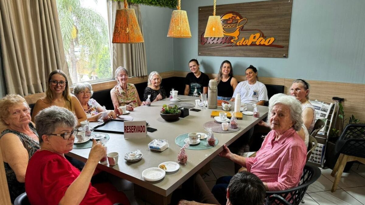 A infância difícil que inspirou família a dar pão de graça a quem não pode pagar em padaria de SC