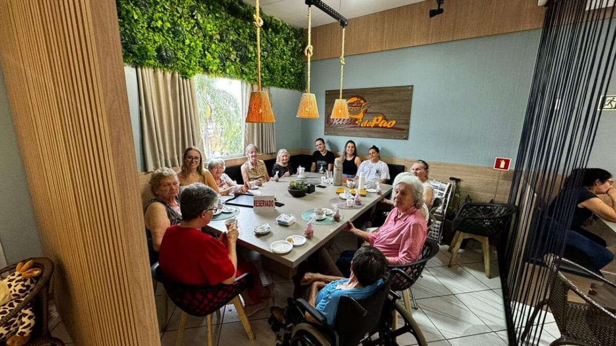 A infância difícil que inspirou família a dar pão de graça a quem não pode pagar em padaria de SC