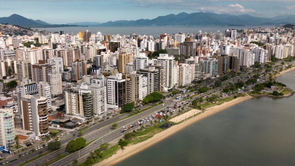 A valorização dos aluguéis em Florianópolis perdeu força no primeiro semestre de 2026 (Foto: Banco de Iamgens Canva))