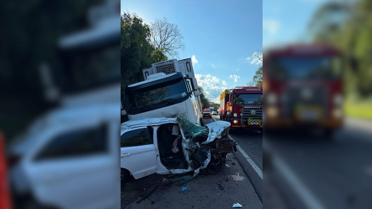 Acidente entre carro e duas carretas deixa jovem de 24 anos morto em SC