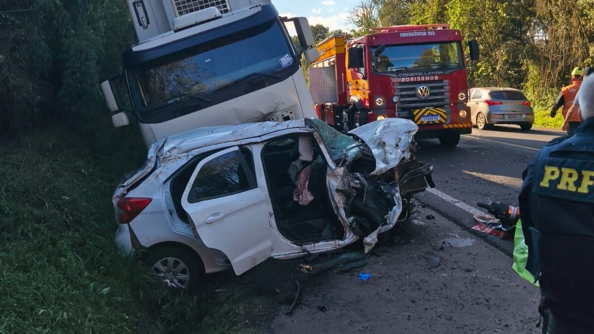 Acidente entre carro e duas carretas deixa jovem de 24 anos morto em SC